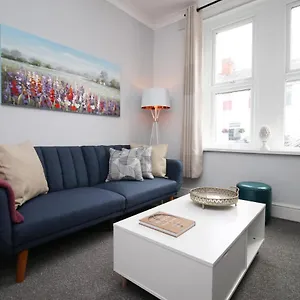 https://stylish-2-bed-house-close-to-the-cardiff-city-centre-sleeps-6.cardiffhotelswales.com